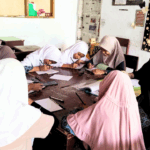 Siswa MTI Koto Panjang Antusias Ikuti Ekskul Kaligrafi Didampingi Guru Pembimbing